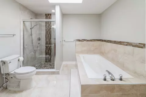 Bath - 3951 Bordeaux Dr, Hoffman Estates, IL 60192 photo 2 of 4