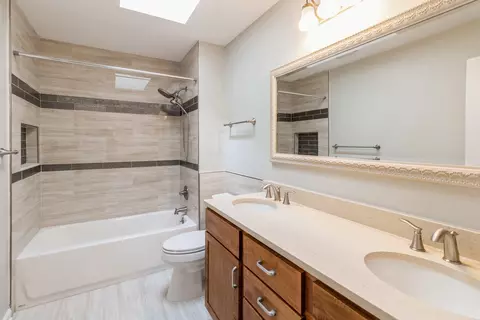 Bath - 3951 Bordeaux Dr, Hoffman Estates, IL 60192 photo 4 of 4