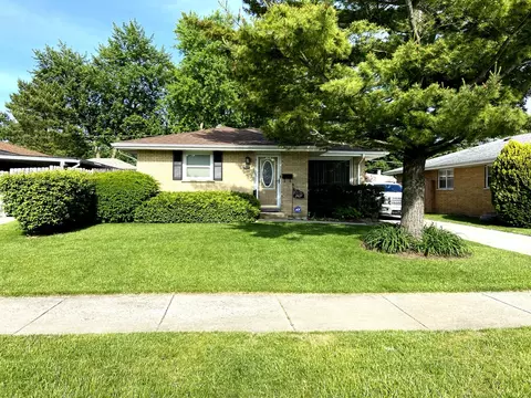 2427 N Jackson St, Waukegan, IL 60087