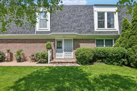 841 Garfield Ave #B, Libertyville, IL 60048