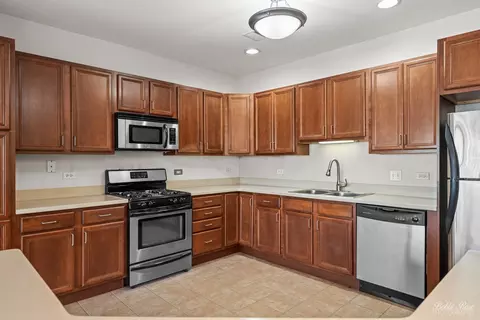 271 E Railroad Ave #201, Bartlett, IL 60103 photo 4