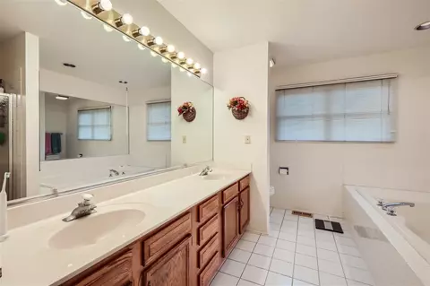 Bath - 1160 Pember Cir, West Dundee, IL 60118 photo 2 of 5