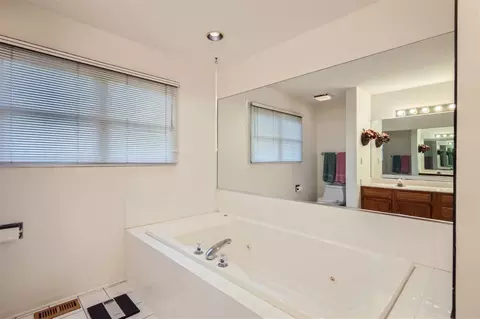 Bath - 1160 Pember Cir, West Dundee, IL 60118 photo 3 of 5