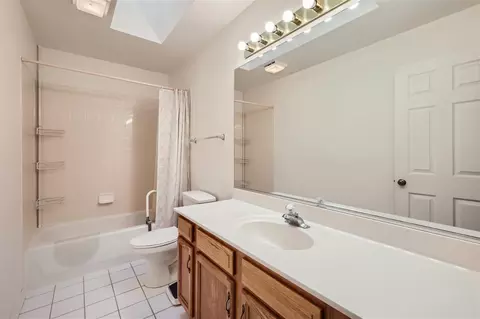 Bath - 1160 Pember Cir, West Dundee, IL 60118 photo 4 of 5