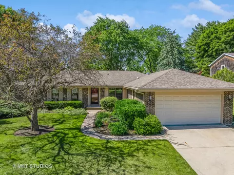1243 Saint James Pl, Libertyville, IL 60048