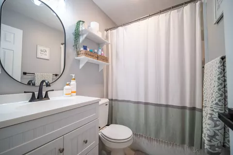 Bath - 1401 Kingsridge Dr, Normal, IL 61761 photo 1 of 2