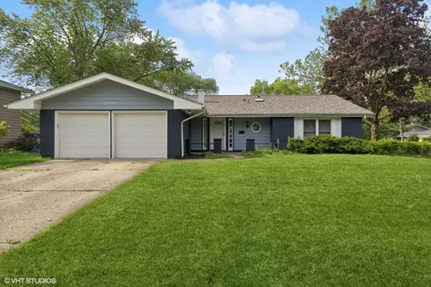 23 W105 Woodcroft Dr, Glen Ellyn, IL 60137