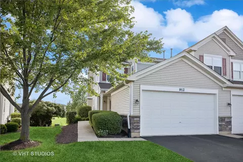 912 Genesee Dr, Naperville, IL 60563