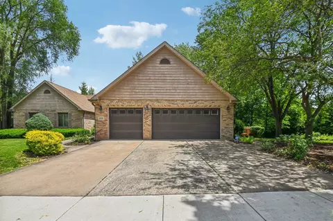 295 W Walnut St, Roselle, IL 60172