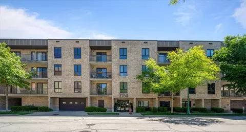 724 12th St #103, Wilmette, IL 60091