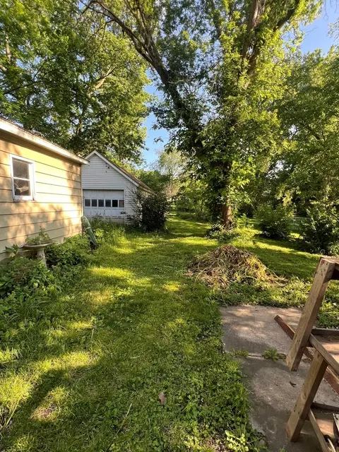 Exterior - 1004 Long St, Dixon, IL 61021 photo 3 of 6