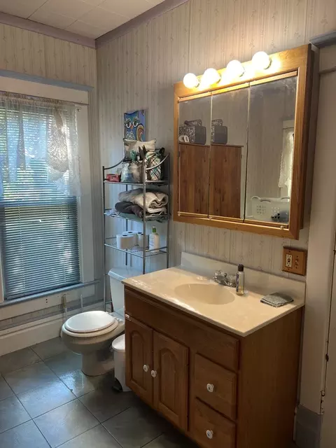 Bath - 1004 Long St, Dixon, IL 61021 photo 1 of 1