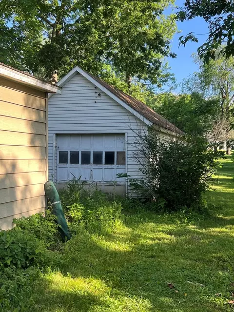 Exterior - 1004 Long St, Dixon, IL 61021 photo 4 of 6
