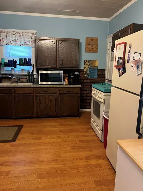 Kitchen - 1004 Long St, Dixon, IL 61021 photo 2 of 4
