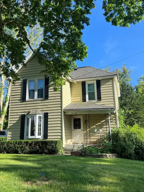 Exterior - 1004 Long St, Dixon, IL 61021 photo 2 of 6
