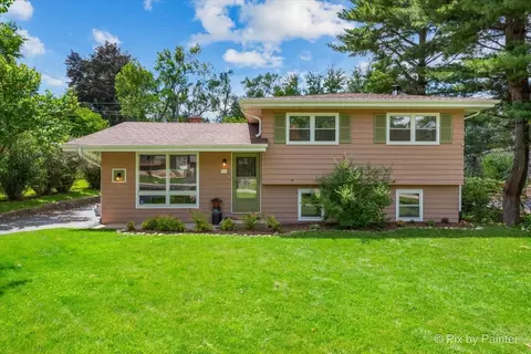 202 Hickory Rd, Oakwood Hills, IL 60013