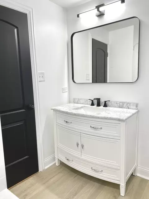 Bath - Undisclosed, Chicago, IL 60617 photo 1 of 5