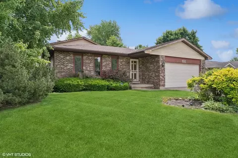 1801 W Spring Ridge Dr, Arlington Heights, IL 60004