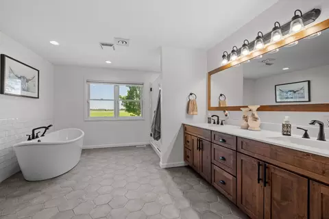Bath - 3927 W 3000s Rd, Kankakee, IL 60901 photo 1 of 4