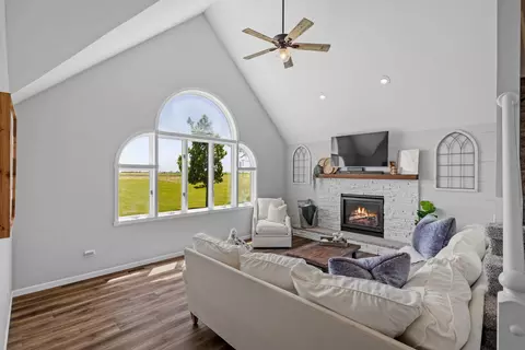 Living - 3927 W 3000s Rd, Kankakee, IL 60901 photo 2 of 3