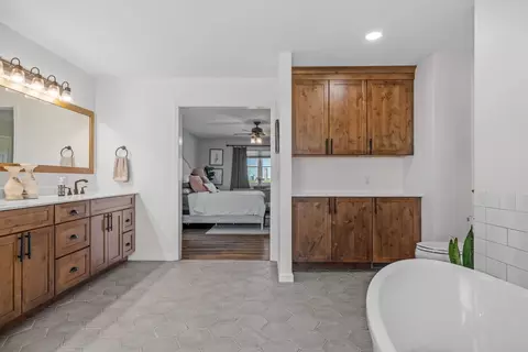 Bath - 3927 W 3000s Rd, Kankakee, IL 60901 photo 2 of 4