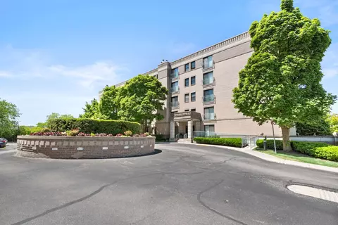 4757 Howard St #305, Skokie, IL 60076