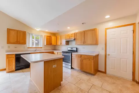 Kitchen - 2213 Gray Hawk Dr, Plainfield, IL 60586 photo 3 of 5