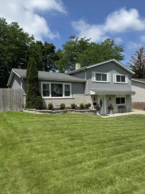 8930 Oakwood Dr, Hickory Hills, IL 60457