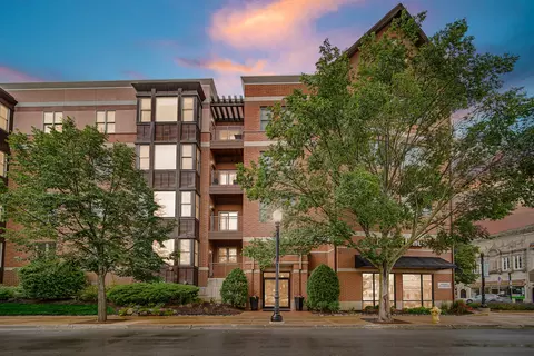 930 Curtiss St #302, Downers Grove, IL 60515