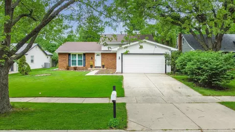 1365 Sunnybrook Dr, Naperville, IL 60540