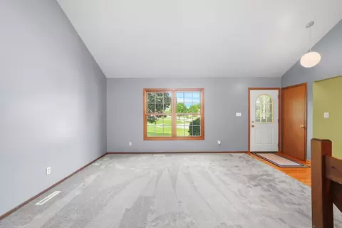Living - 3609 W Bradley Ct, Mchenry, IL 60050 photo 2 of 4