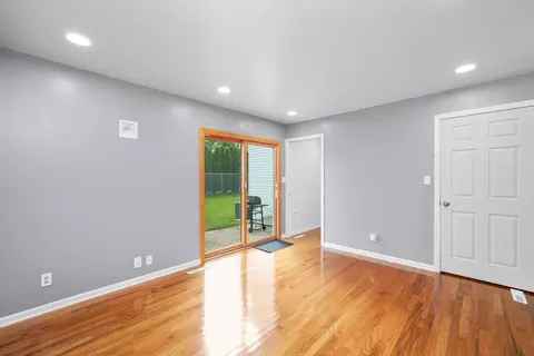Living - 3609 W Bradley Ct, Mchenry, IL 60050 photo 3 of 4