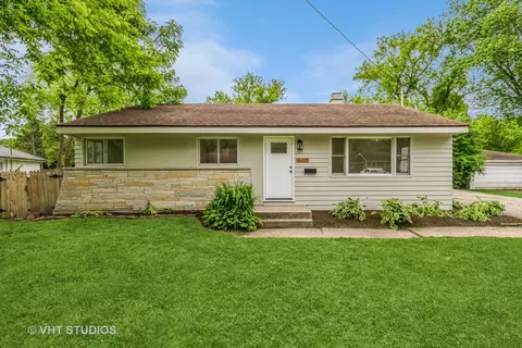 16235 W Arlington Dr, Libertyville, IL 60048