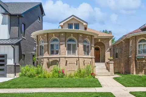 2842 W Greenleaf Ave, Chicago, IL 60645