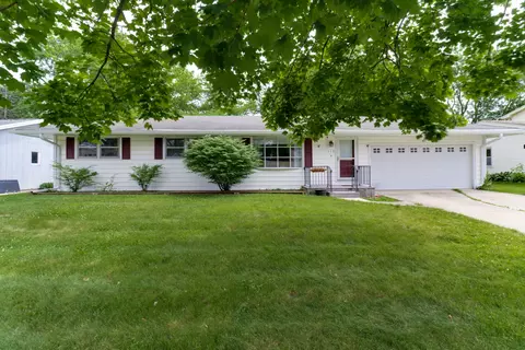 112 S Bayberry Ct, Bloomington, IL 61704