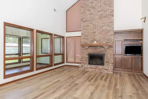 Living - 905 Rhymer Dr, Normal, IL 61761 photo 2 of 5
