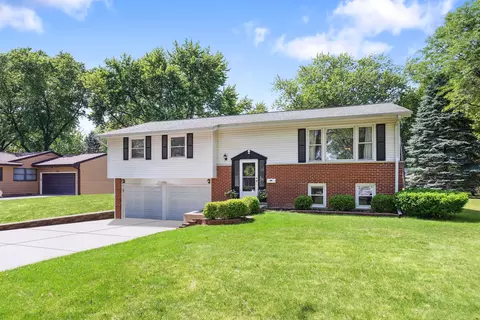 1726 E Rosehill Dr, Arlington Heights, IL 60004