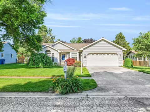 4 Burdette Ct, Monticello, IL 61856