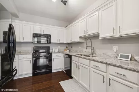 Kitchen - 2160 Glacier Ct, Algonquin, IL 60102 photo 1 of 2