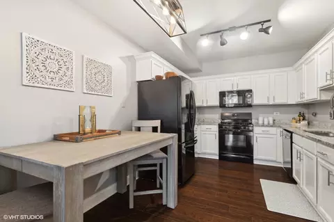 Kitchen - 2160 Glacier Ct, Algonquin, IL 60102 photo 2 of 2