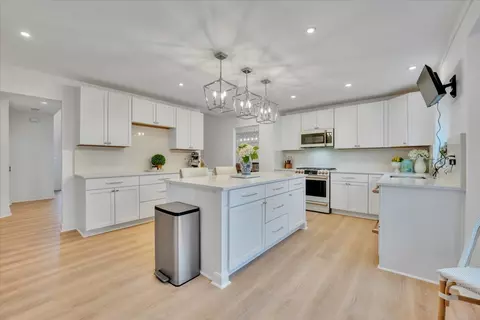 Kitchen - 812 Silver Glen Rd, Mchenry, IL 60050 photo 3 of 4