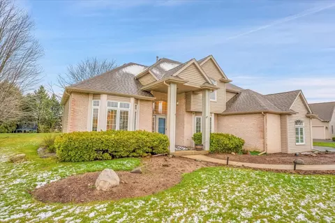 Exterior - 812 Silver Glen Rd, Mchenry, IL 60050 photo 2 of 6