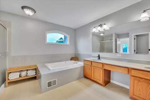 Bath - 812 Silver Glen Rd, Mchenry, IL 60050 photo 4 of 5