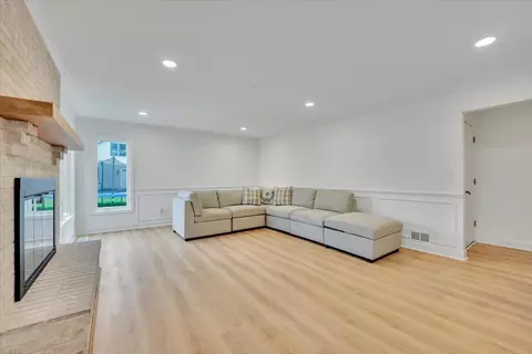 Living - 812 Silver Glen Rd, Mchenry, IL 60050 photo 2 of 3
