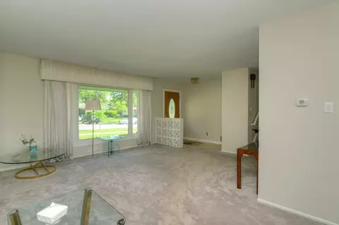 705 Hillcrest Blvd, Hoffman Estates, IL 60169 photo 9
