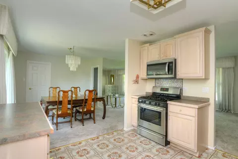 705 Hillcrest Blvd, Hoffman Estates, IL 60169 photo 4