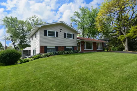 705 Hillcrest Blvd, Hoffman Estates, IL 60169 photo 2