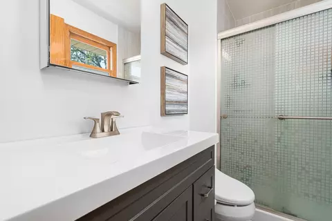 Bath - 1945 Oakdale Rd, Hoffman Estates, IL 60169 photo 2 of 2