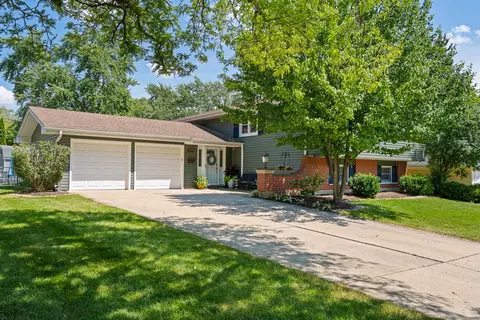 1945 Oakdale Rd, Hoffman Estates, IL 60169
