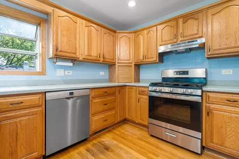 Kitchen - 1945 Oakdale Rd, Hoffman Estates, IL 60169 photo 2 of 5